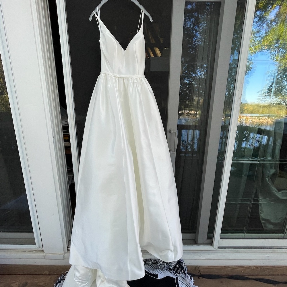 Robert Bullock Wedding Dress NEVER WORN, sz 0
